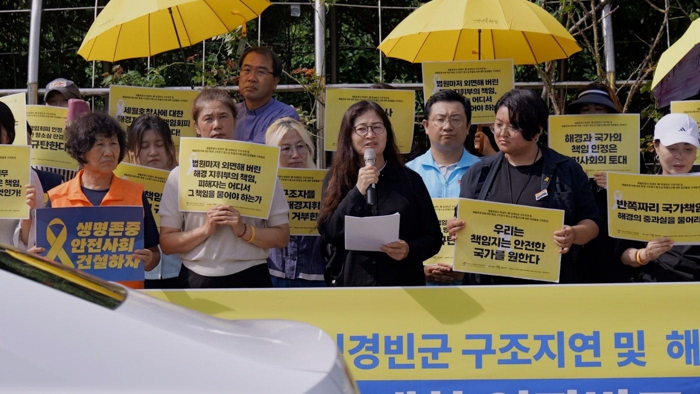 본문 이미지 - 영화 '주희에게' 속 고 경빈군의 어머니 전인숙 씨의 모습이 담긴 스틸컷 / (출처 : 다큐멘터리 영화 '주희에게')