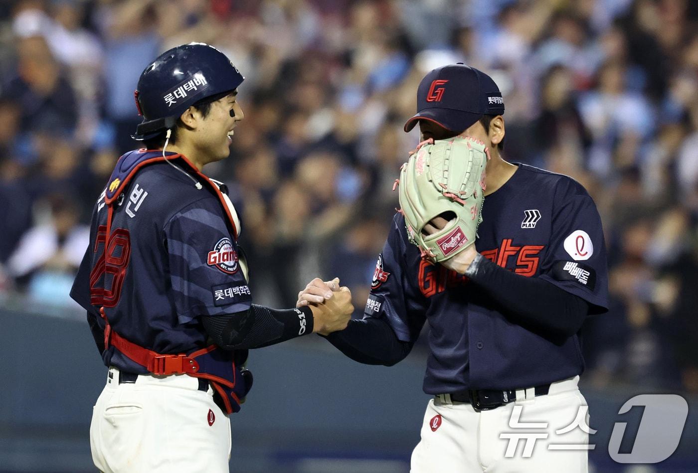 본문 이미지 - 롯데 자이언츠의 승리 세리머니를 보는 게 쉽지 않다. 2026.4.15 ⓒ 뉴스1 최지환 기자
