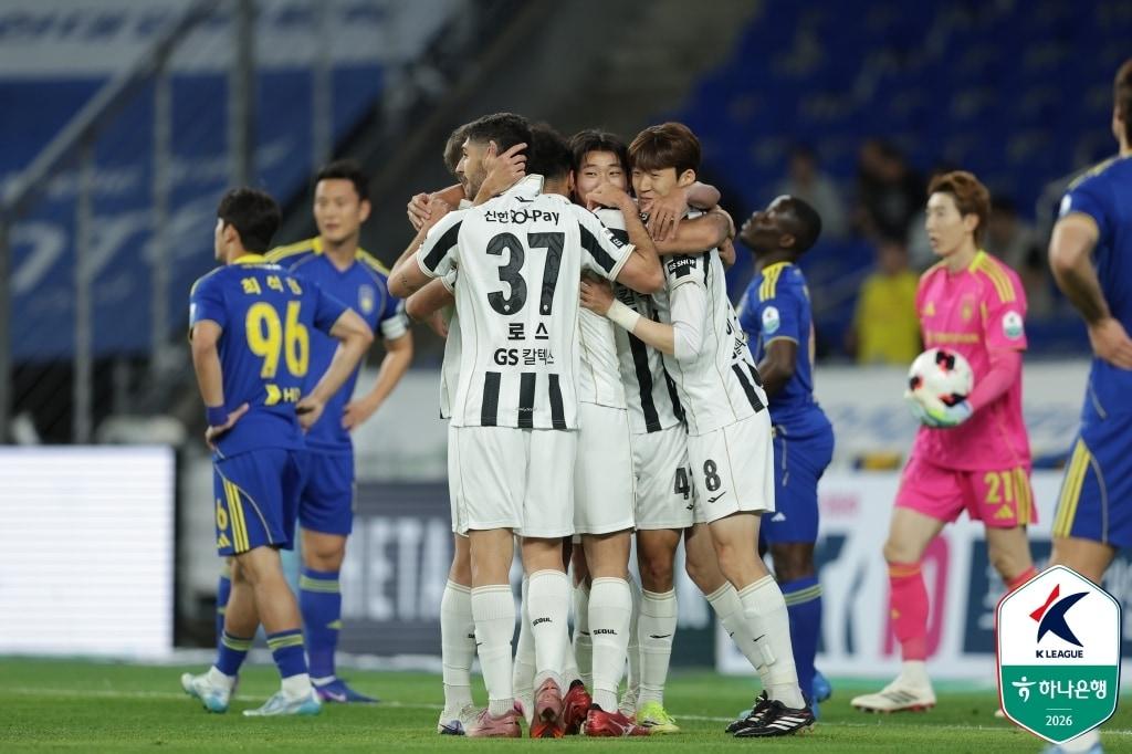 본문 이미지 - FC서울 선수들이 15일 울산 문수축구경기장에서 열린 울산 HD와 하나은행 K리그1 2026 2라운드 순연 경기에서 득점 후 기뻐하고 있다. (한국프로축구연맹 제공)