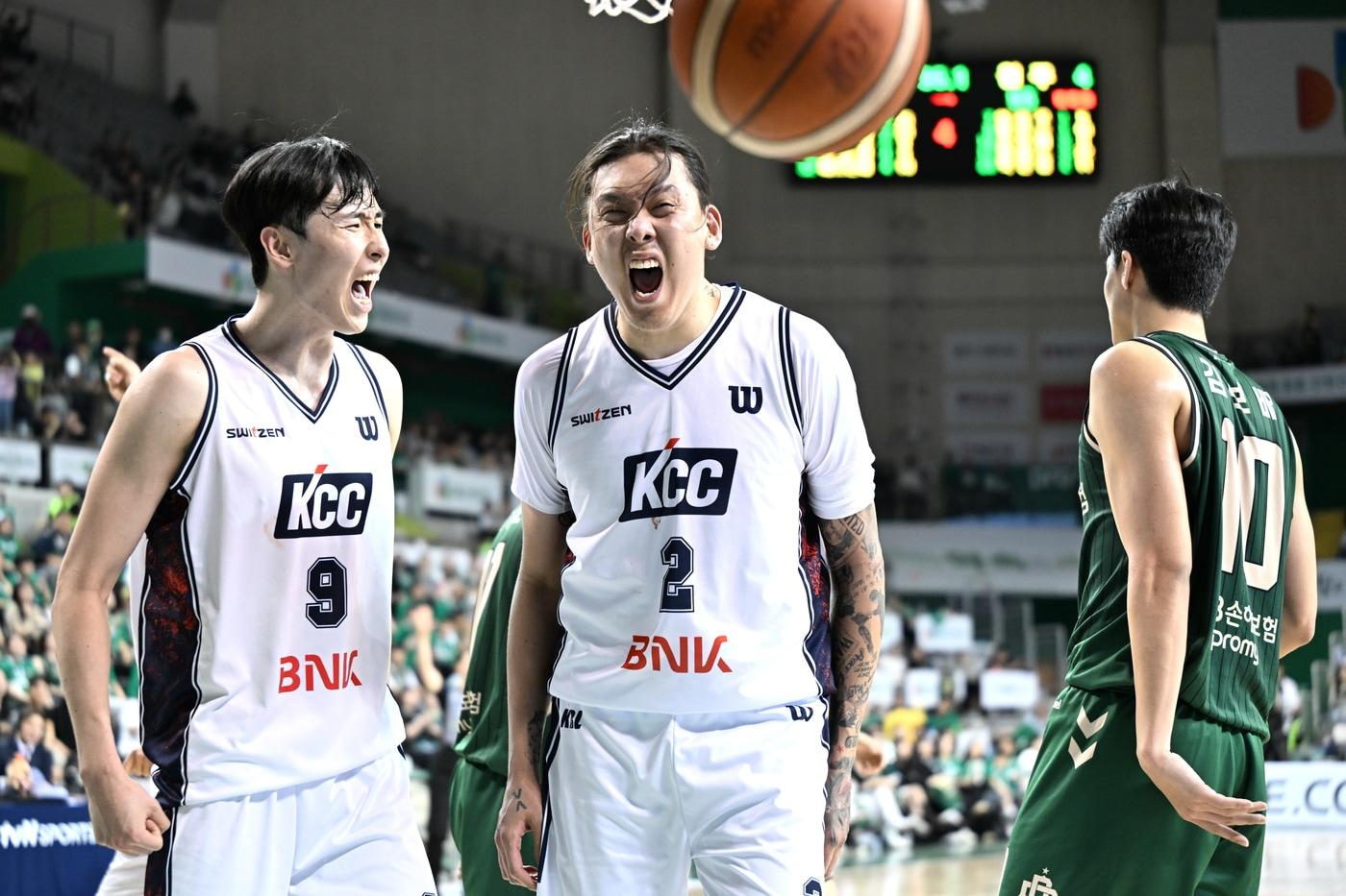 본문 이미지 - 포효하는 부산 KCC 최준용(가운데). (KBL 제공)