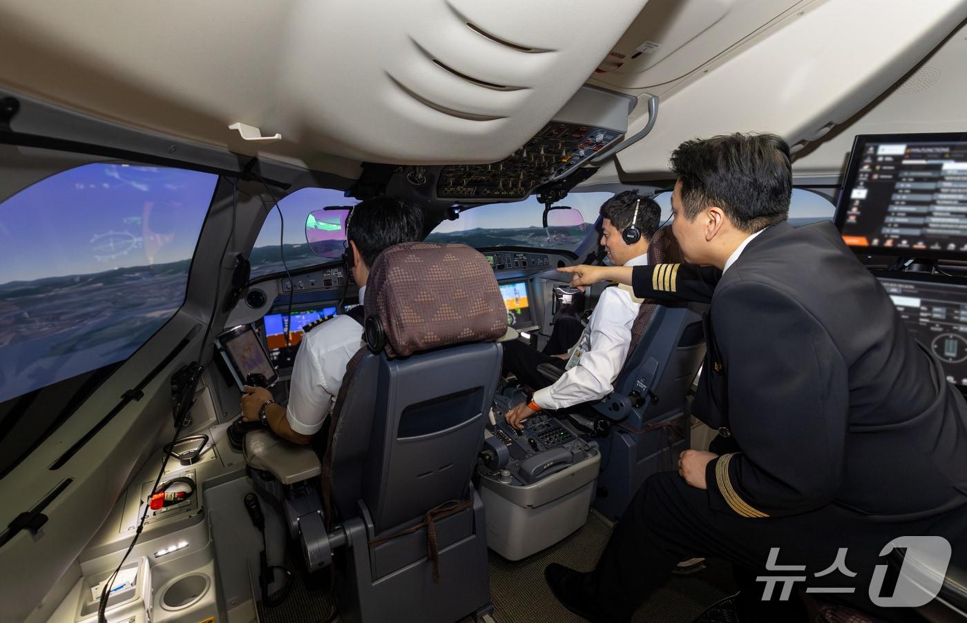본문 이미지 - ‘조종사 모의비행장치’에서 운항승무원들이 모의 비행 훈련을 하는 모습. (대한항공 제공) 