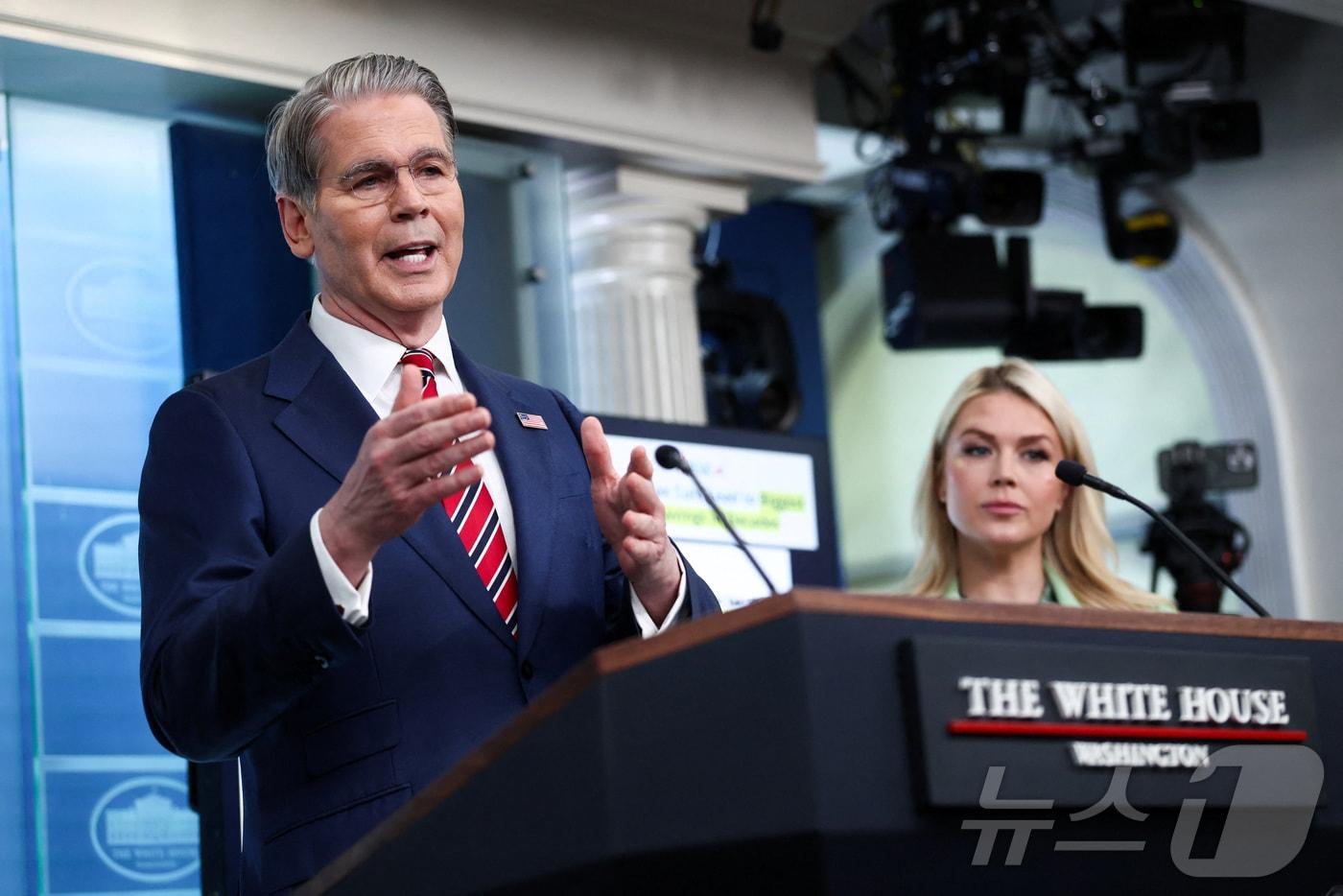 본문 이미지 - 스콧 베선트 미국 재무장관이15일(현지시간) 워싱턴DC 백악관에서 열린 브리핑에서 이란에 대한 경제제재에 대한 질문에 답하고 있다. 2026.04.15. ⓒ 로이터=뉴스1