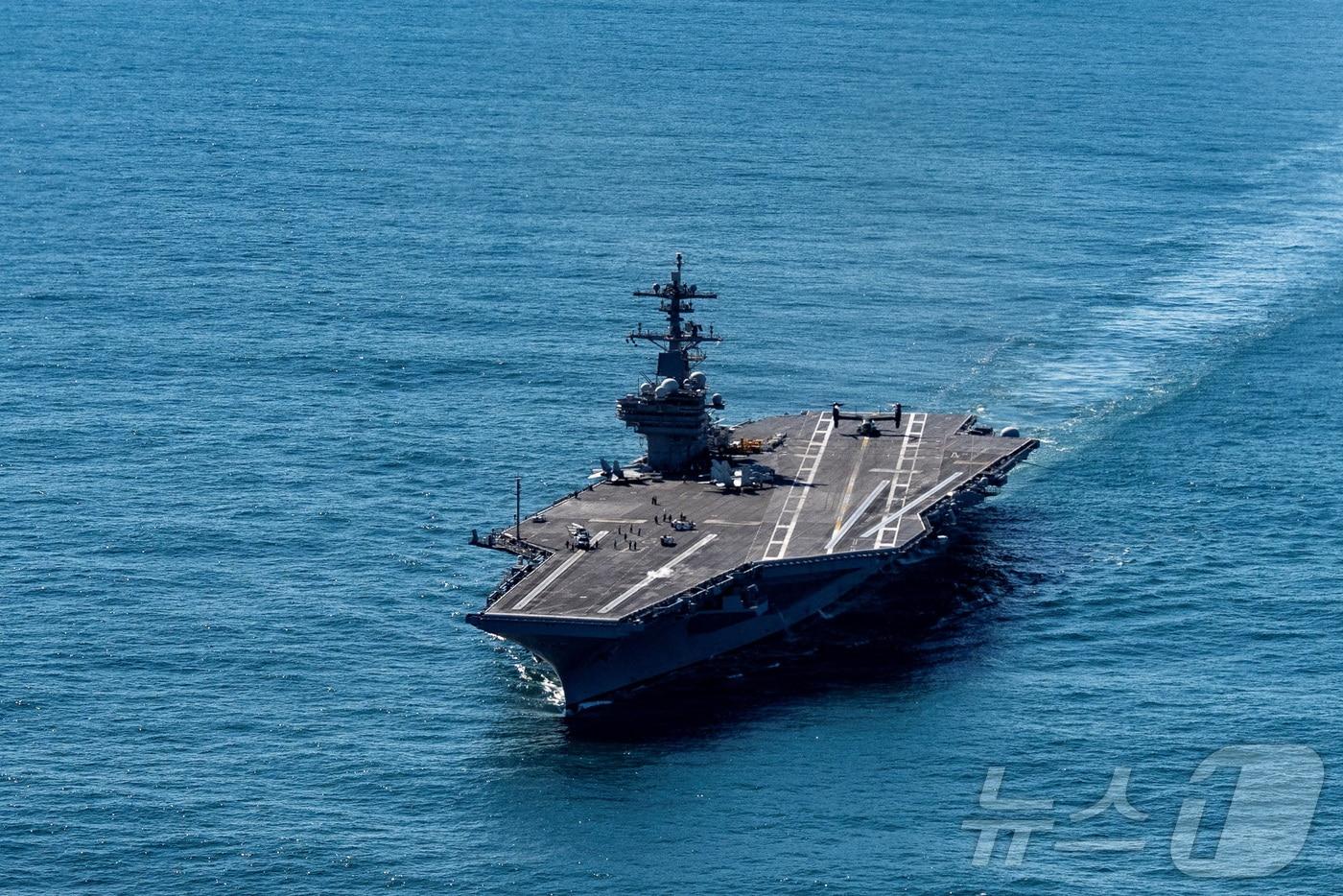 본문 이미지 - 조지 H.W. 부시 미국 항공모함이 미국 버지니아주 노퍽 해안 인근에서 항해 중이다. 2025.10.5. ⓒ 뉴스1 ⓒ 로이터=뉴스1