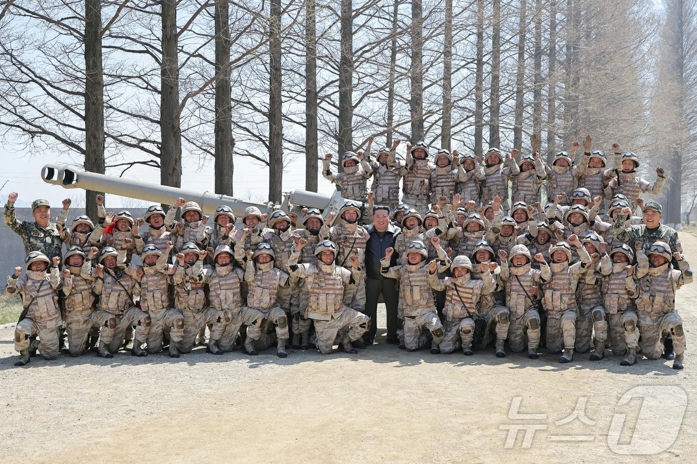 본문 이미지 - (평양 노동신문=뉴스1) = 북한 노동당 기관지 노동신문은 16일 "김정은 동지께서 4월 15일 태양절에 즈음하여 조직한 조선인민군 서부지구 대련합부대 관하 포병구분대들 사이의 포사격경기를 참관했다＂고 보도했다. [국내에서만 사용가능. 재배포 금지. DB 금지. For Use Only in the Republic of Korea. Redistribution Prohibited] rodongphoto@news1.kr