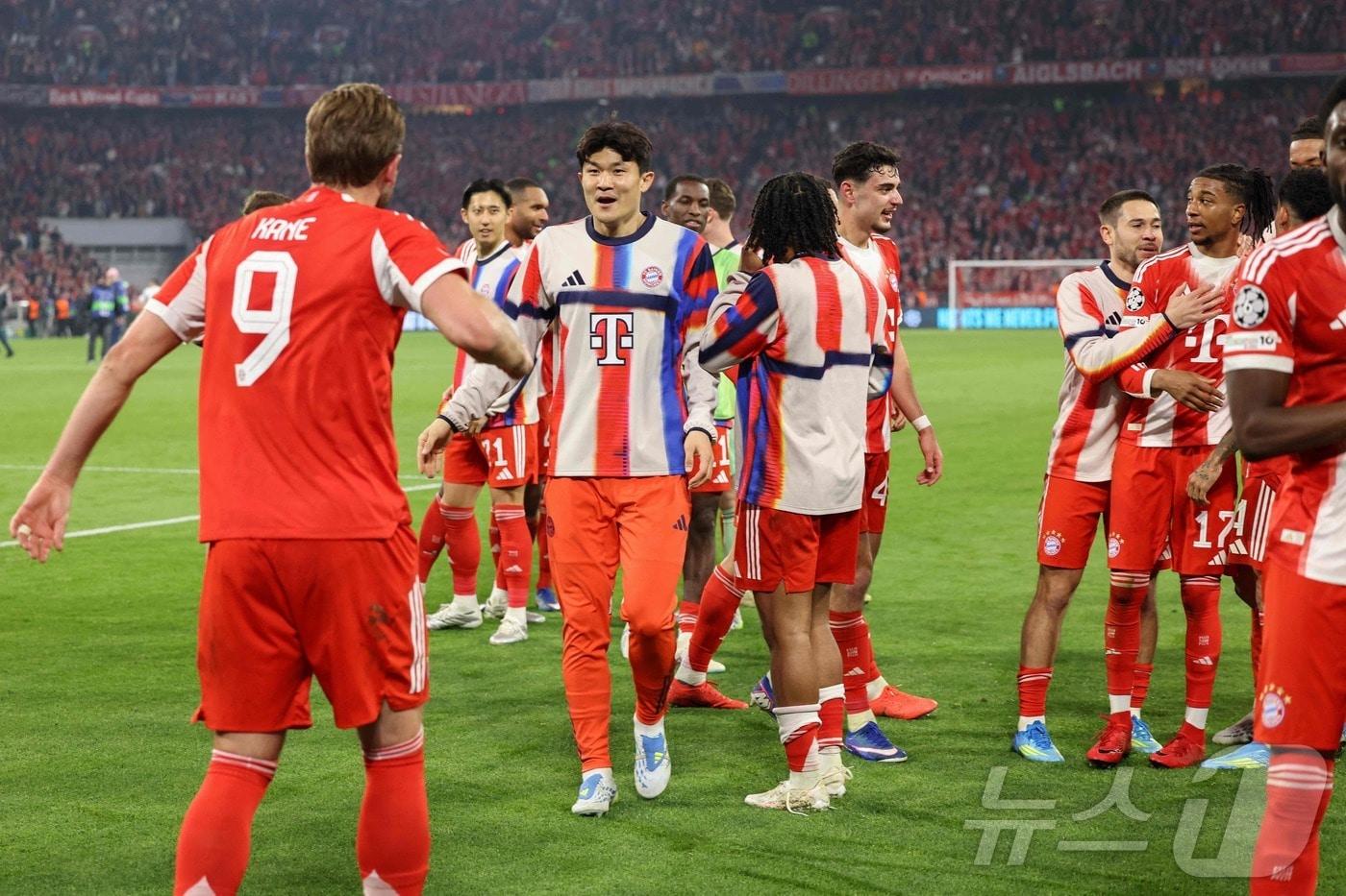 본문 이미지 - 바이에른 뮌헨의 김민재(가운데) ⓒ AFP=뉴스1