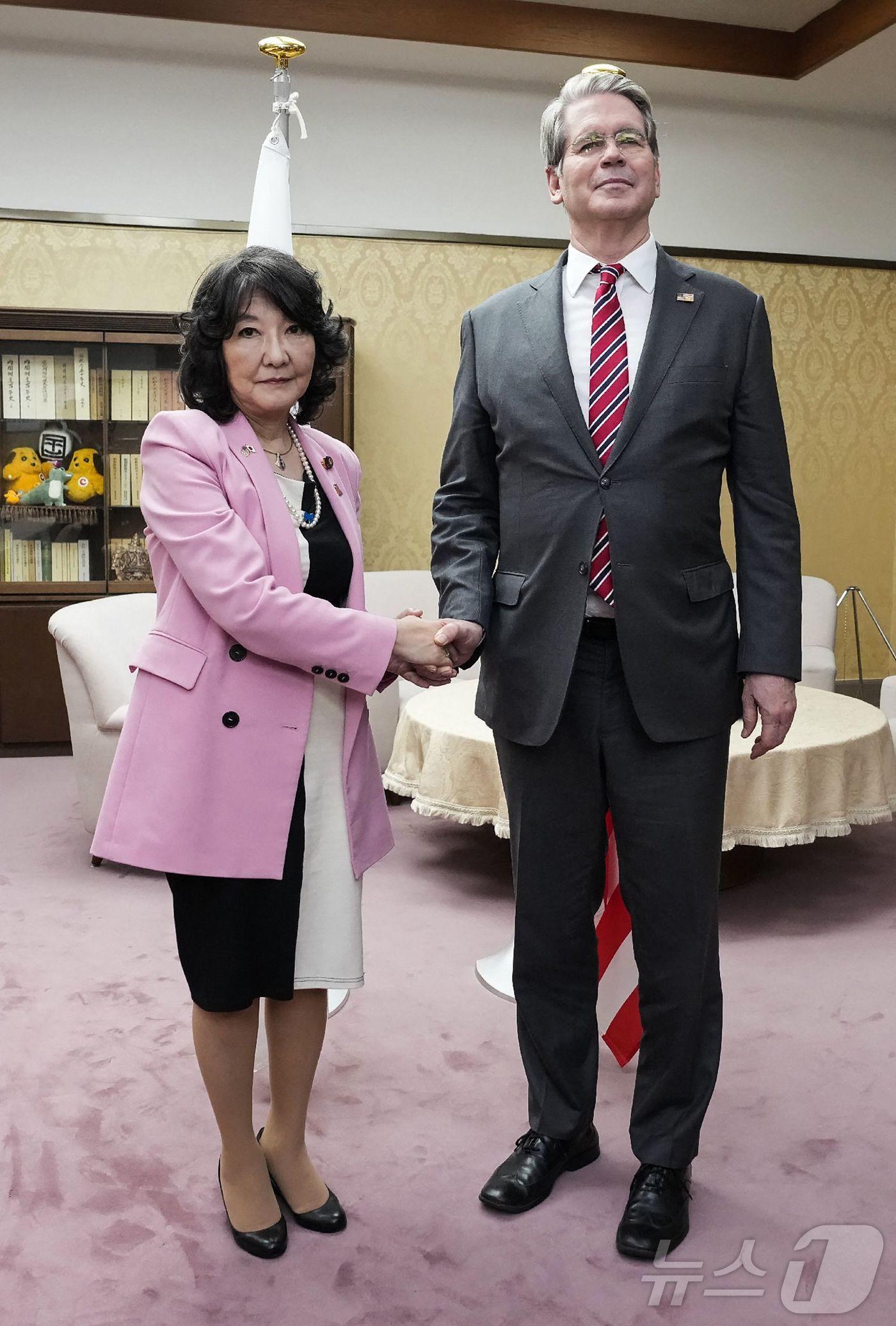 본문 이미지 - 가타야마 일본 재무상과 스콧 베선트 미국 재무장관이 지난해 10월 27일 도쿄에서 만나 악수하고 있다. 사진은 지지통신 제공. 2025.10.27 ⓒ AFP=뉴스1