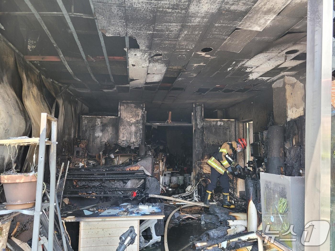 본문 이미지 - 15일 오전 10시 48분쯤 경북 구미시 봉곡동 한 상가에 인테리어 업체 사무실에서 불이나 진화 대원들이 불을 끄고 발화 원인을 찾고 있다.(경북소방본부 제공. 재판매 및 DB 금지)2026.4.16/뉴스1