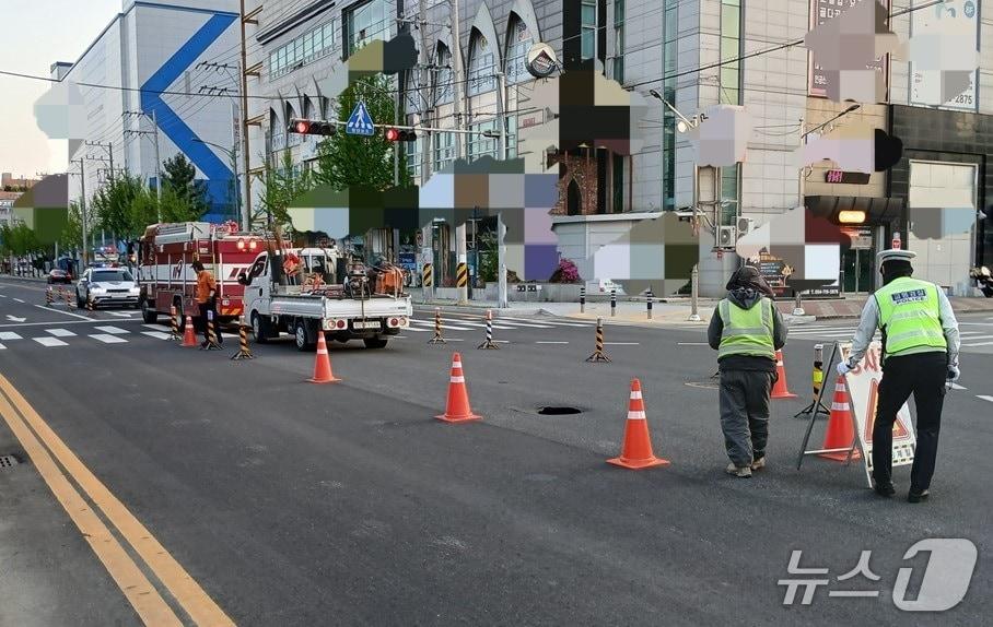 본문 이미지 - 15일 오후 5시 21분쯤 경북 구미시 공단동 교차로에서 싱크홀이 발생해 경찰이 도로를 통제하고 소방 당국이 안전조치를 하고 있다.(경북소방본부 제공. 재판매 및 DB 금지)2026.4.16/뉴스1