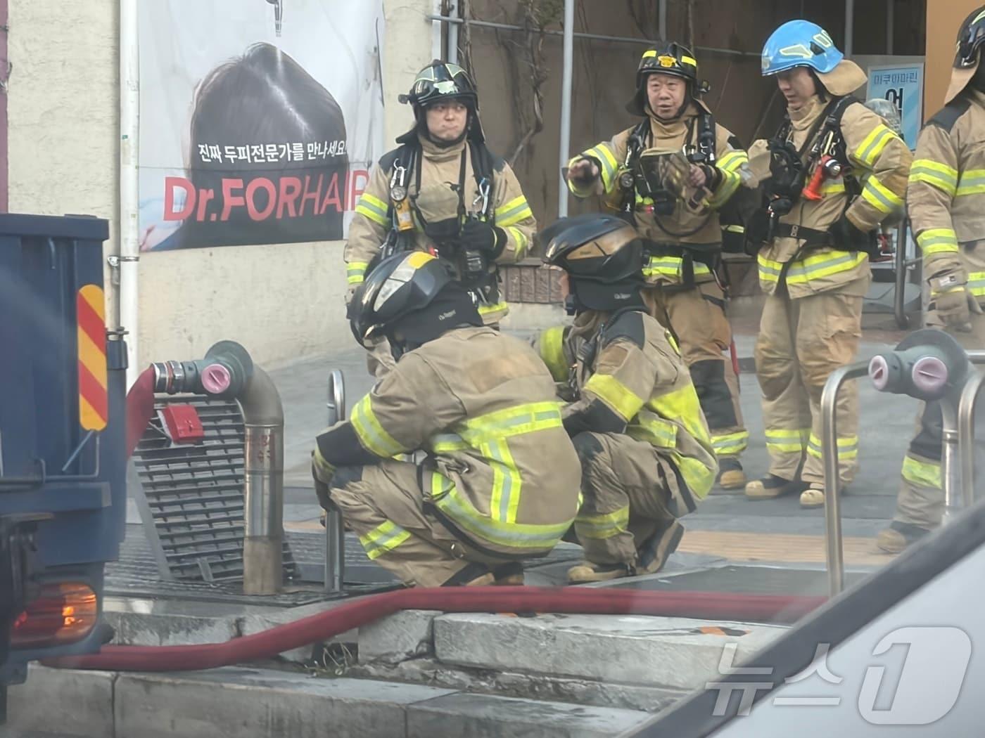 본문 이미지 - 16일 오전 서울 지하철 4호선 성신여대입구역 인근 전력구에서 화재가 발생해 소방대원들이 진화작업을 펼치고 있다. (독자 제공. 재판매 및 DB 금지) 2026.4.16 ⓒ 뉴스1