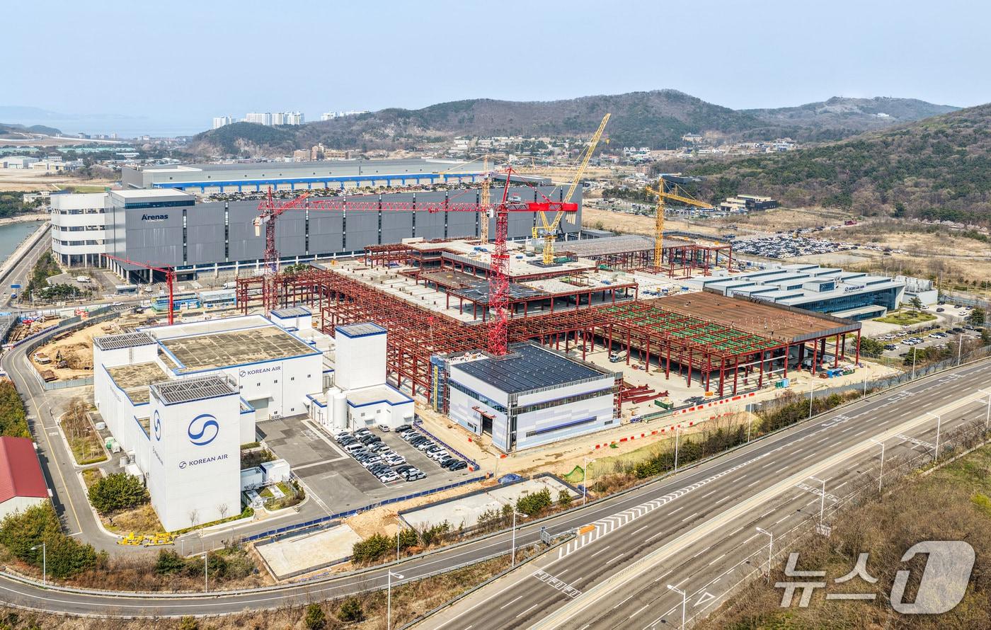 본문 이미지 -  대한항공의 엔진 테스트 셀(ETC), 신(新) 엔진 정비 공장 증축 공사 현장, 운항훈련센터 전경. (대한항공 제공)