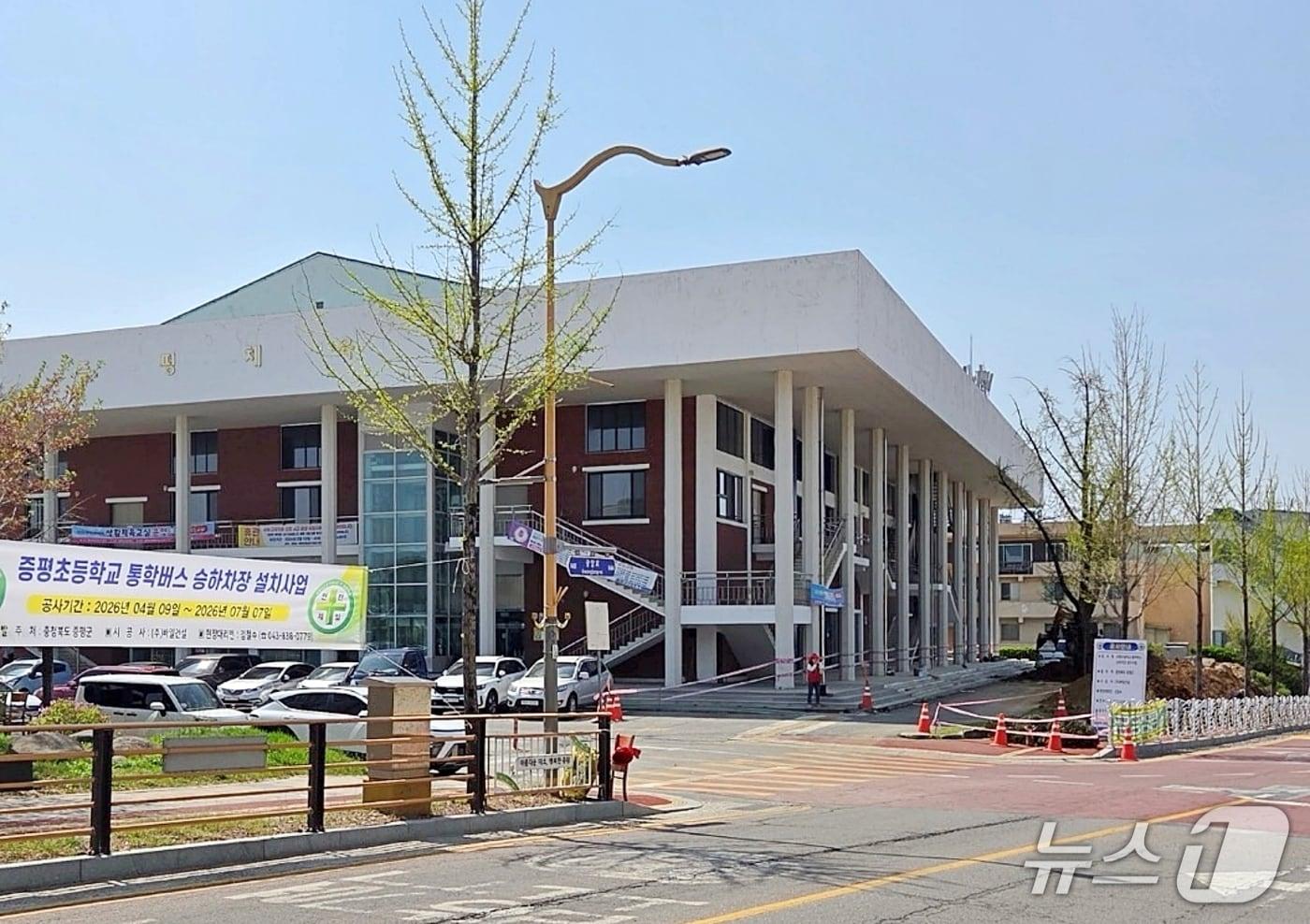 본문 이미지 - 증평군이 증평초등학교 일원에 통학버스 전용 승·하차 시설을 조성하고 있다.(증평군 제공. 재판매 및 DB금지)