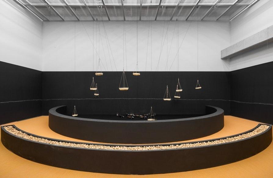 본문 이미지 - 양정욱, 당신을 보는 일, 2026, 모터, 실, 바구니, 견과, 가변설치, 국립현대미술관 제작지원. 사진ⓒ전병철 (국립현대미술관 제공)