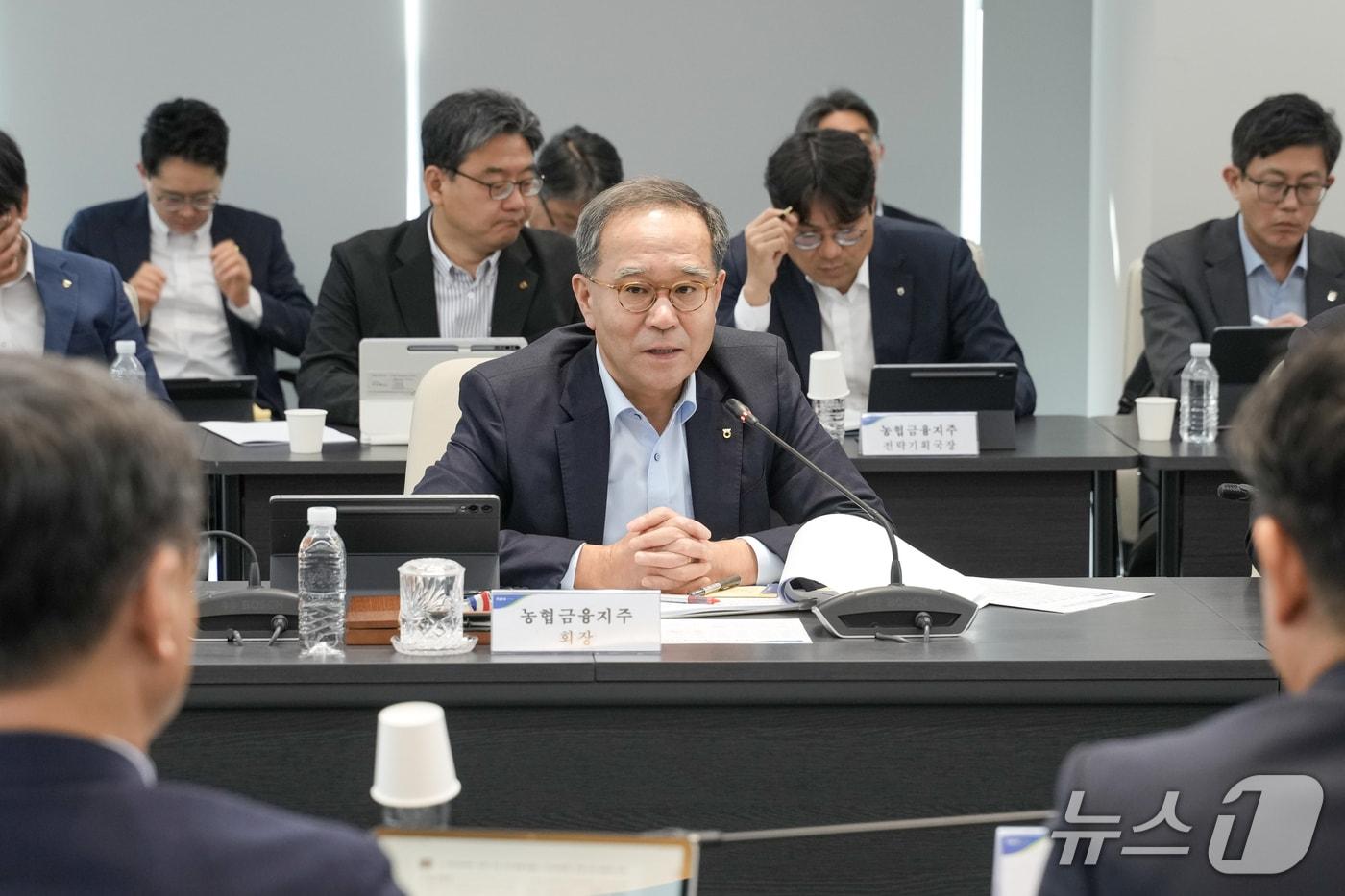본문 이미지 - 이찬우 NH농협금융지주 회장이 15일 제2차 생산적금융 특별위원회 회의를 주재하고 있다. 2026.04.15 / 사진제공=NH농협금융지주