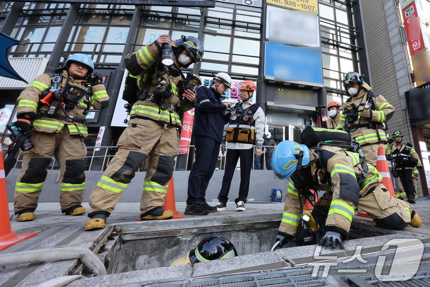 본문 이미지 - 성북소방서 대원들이 16일 오전 화재가 발생한 서울 지하철 4호선 성신여대입구역 전력구 내부로 진입하고 있다. 2026.4.16 ⓒ 뉴스1 김진환 기자