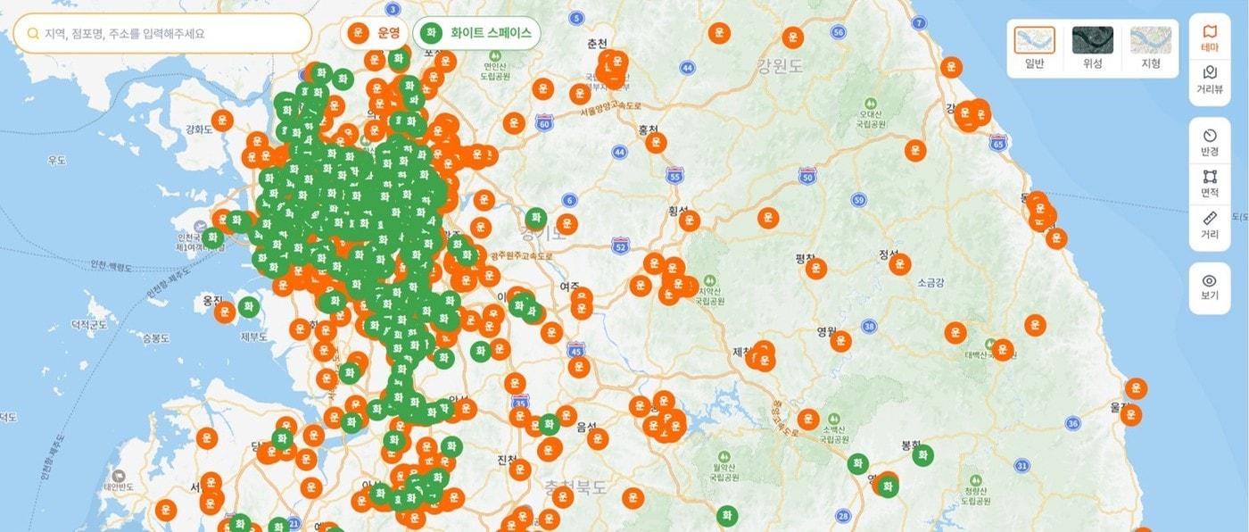 본문 이미지 - 맘스터치 상권관리 시스템 내 현재 운영중인 매장 및 출점 여력지역(화이트 스페이스) 지도.(맘스터치 제공)
