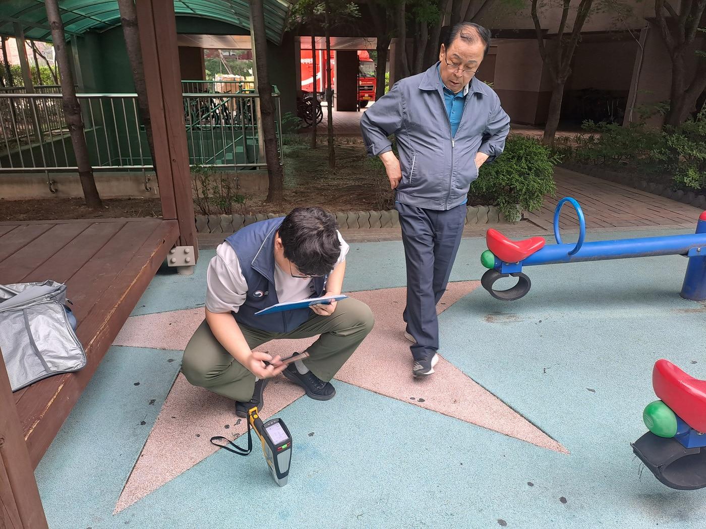 본문 이미지 - 도봉구 직원이 지역 내 어린이놀이터를 대상으로 환경안전 점검을 하고 있다.(도봉구 제공)