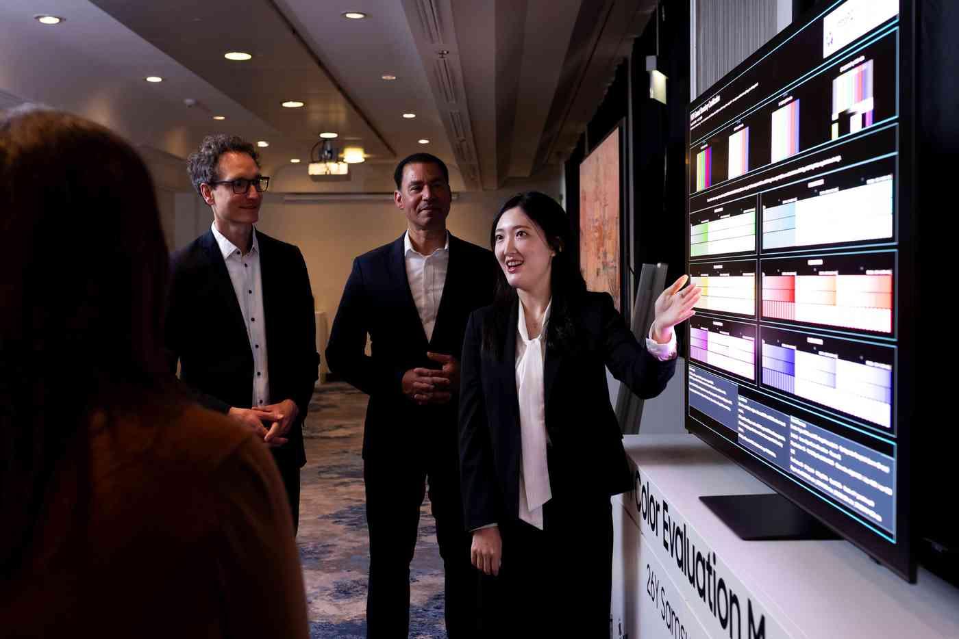 본문 이미지 - 독일 프랑크푸르트에서 열린 삼성전자 '2026 유럽 테크세미나'에서 참석자들이 삼성전자의 차별화된 화질을 체험하고 있다.