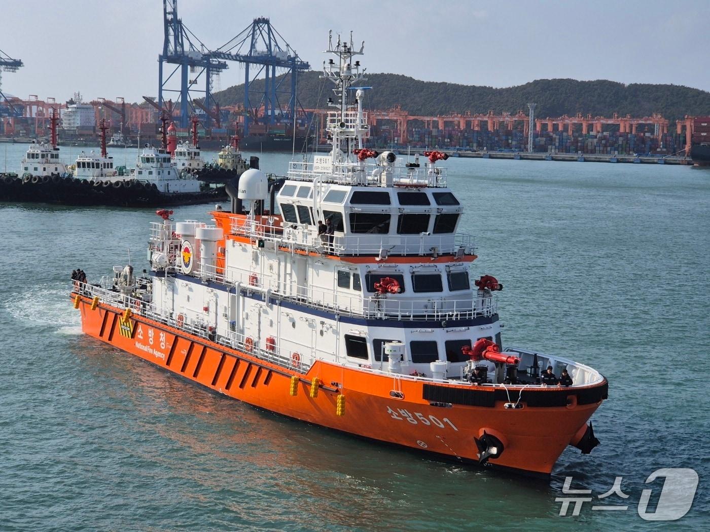 본문 이미지 - 초대형 선박 화재와 해상 복합 재난에 완벽히 대응하기 위해 건조된 국가 단위 최신예 소방정 '소방 501호'가 국가 항만 안전 임무를 수행하기 위해 늠름한 모습으로 부산 신항에 들어서고 있다.(소방청 제공)