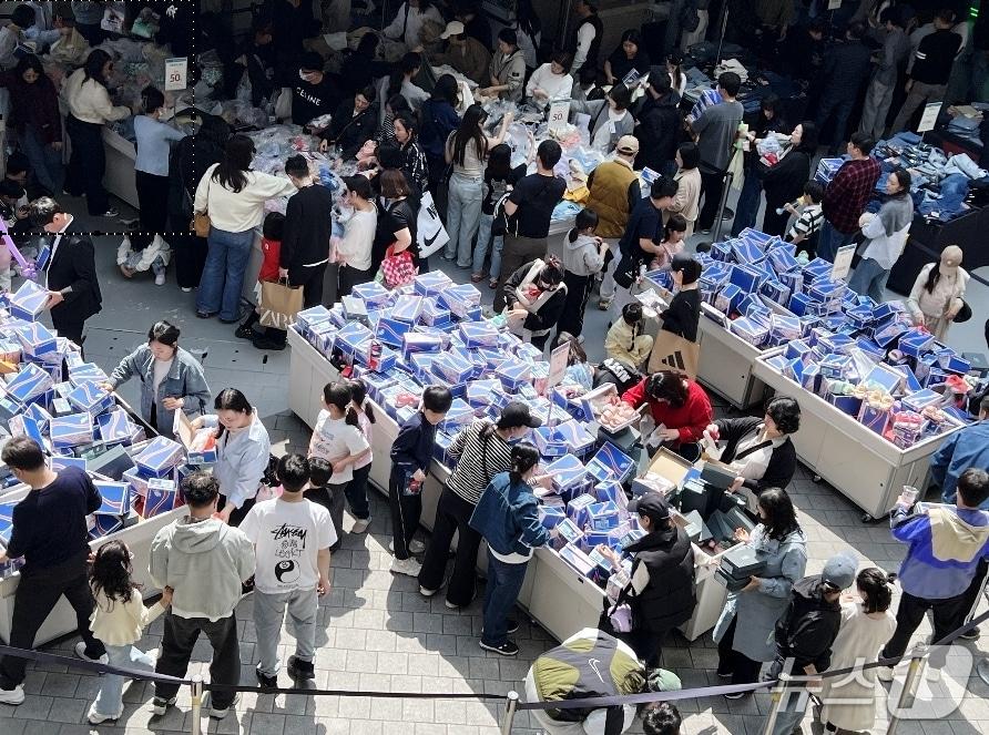 본문 이미지 - 대구 롯데아울렛은 오는 17~19일 초대형 쇼핑 행사인 '블랙 슈퍼 쇼'를 진행한다. 사진은 개점 15주년 행사가 열리고 있는 이시아폴리스점을 찾은 고객들이 쇼핑하는 모습.(롯데백화점 제공, 재판매 및 DB 금지)