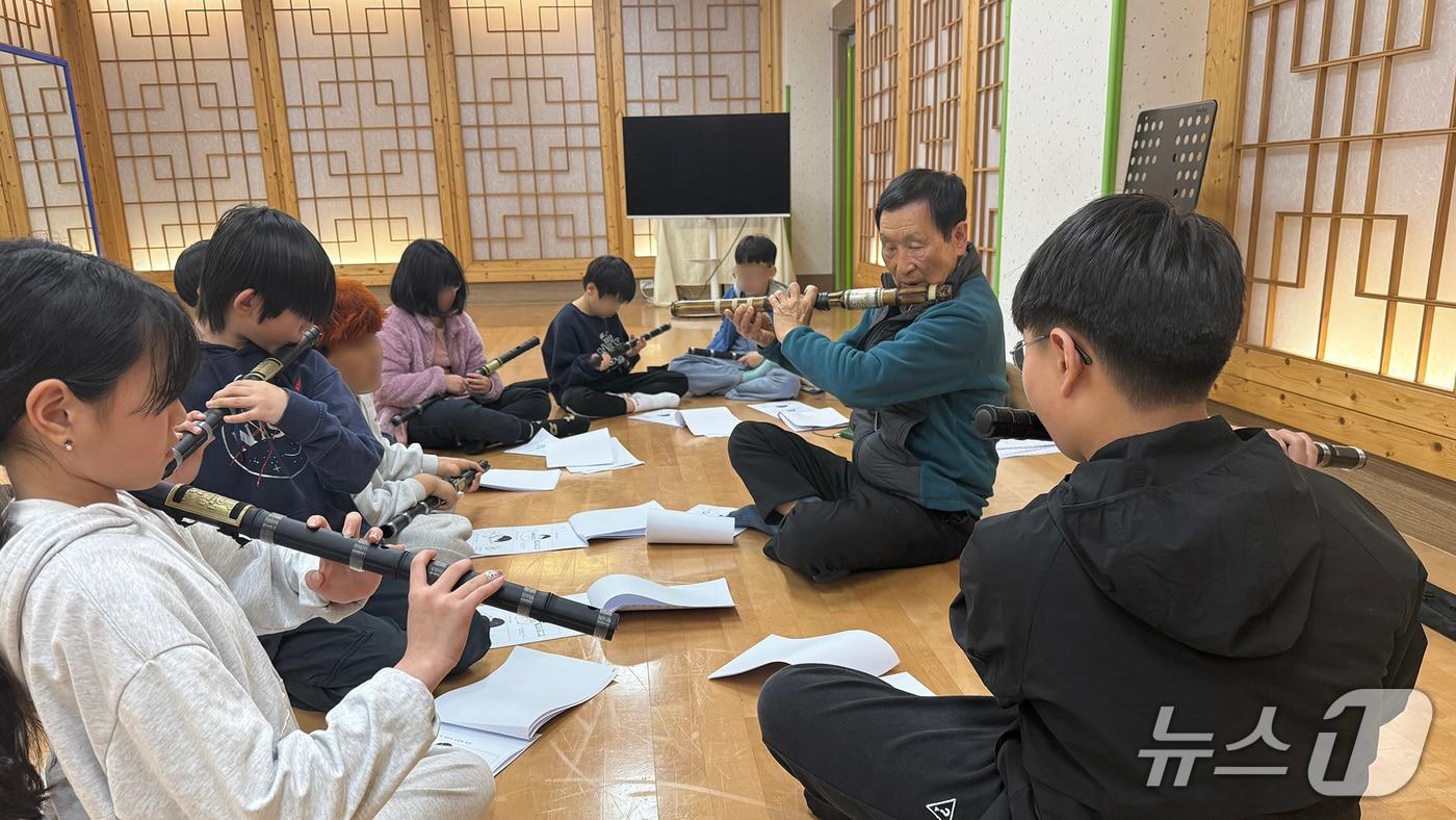 본문 이미지 - 서산문화복지센터가 고향사랑기금을 활용해 추진하고 있는 청소년 퓨전 국악팀 ‘힙(Hip)한 소리단’의 교육 모습.(서산시 제공. 재판매 및 DB금지)2026.4.16/뉴스1