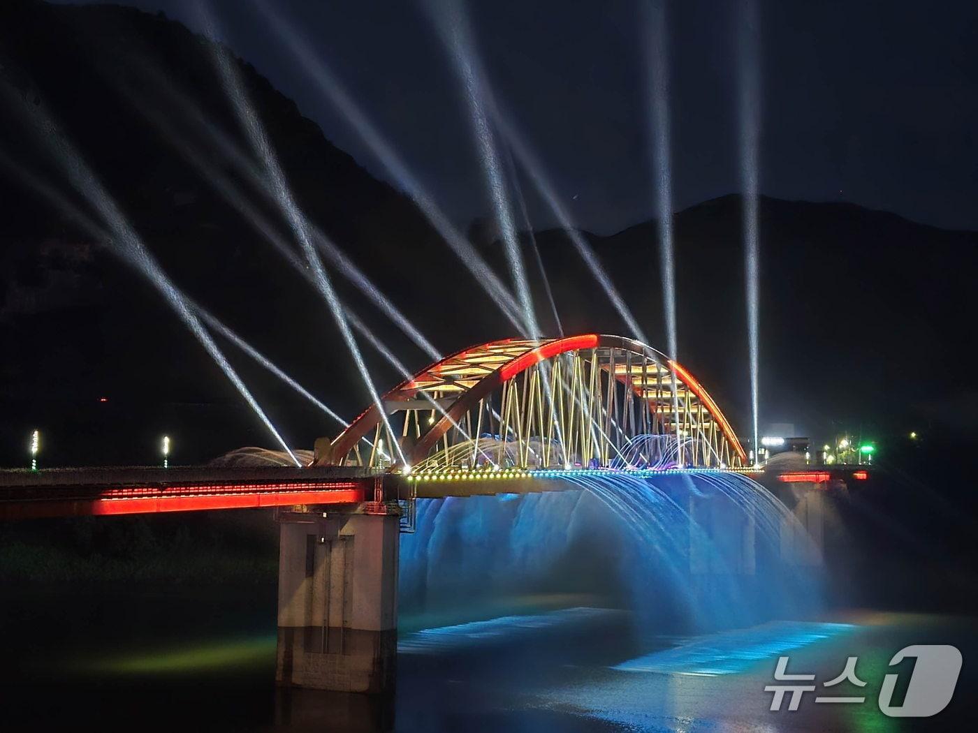 본문 이미지 -  단양 고수대교 경관분수.(단양군 제공. 재판매 및 DB 금지)
