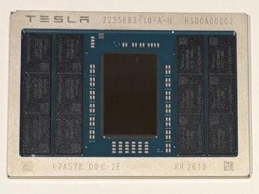 본문 이미지 - 일론 머스크 테슬라 최고경영자(CEO)가 15일(현지시간) 엑스(X)를 통해 새로운 인공지능(AI) 칩 'AI5' 설계를 완료했다며 공개한 칩 사진. (사진=머스크 엑스 갈무리)