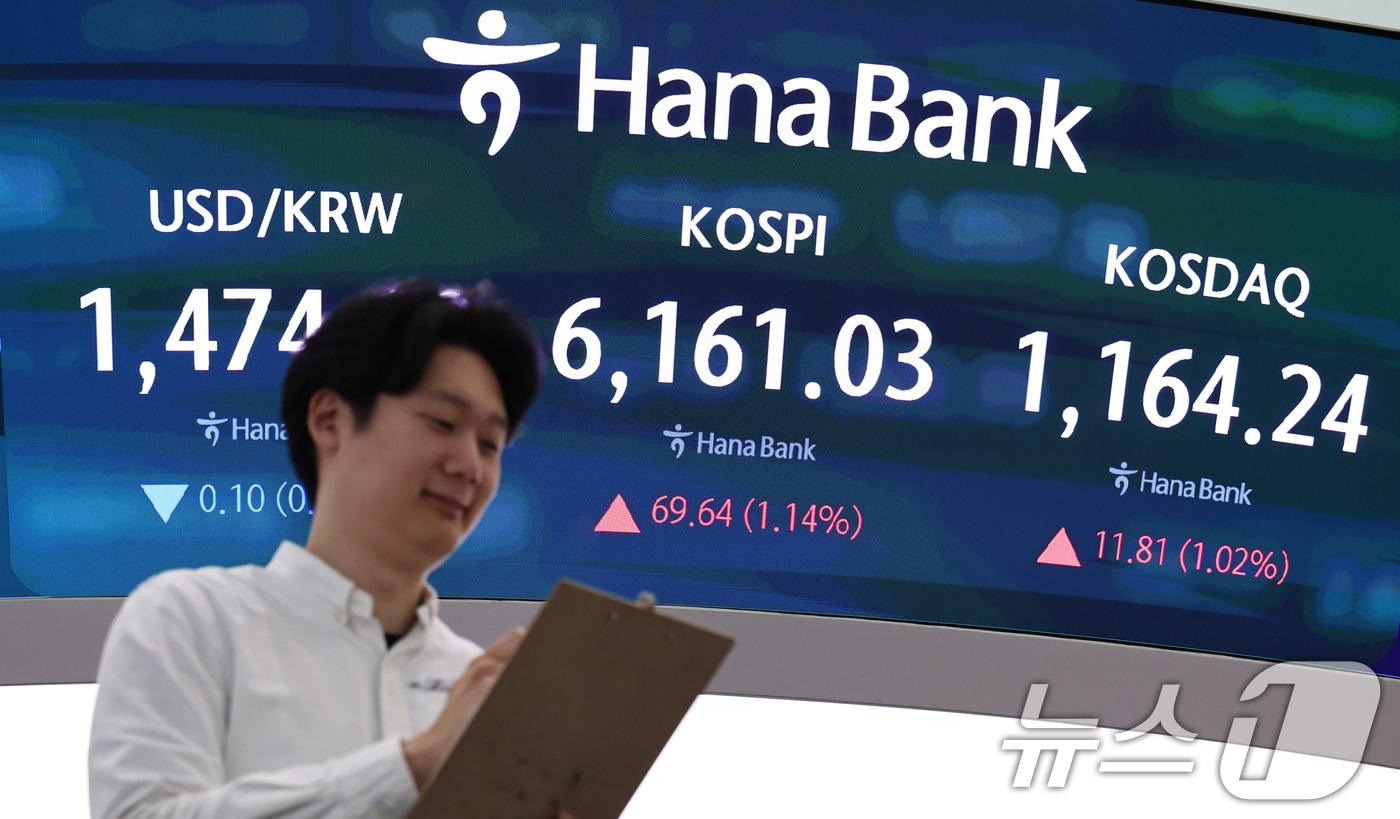 본문 이미지 - 16일 오전 서울 중구 하나은행 딜링룸 현황판에 개장 시황이 나타나고 있다. 이날 코스피는 미국과 이란의 종전 기대감에 전장 대비 0.95% 오른 6149.49에 장을 열었다. ⓒ 뉴스1 구윤성 기자