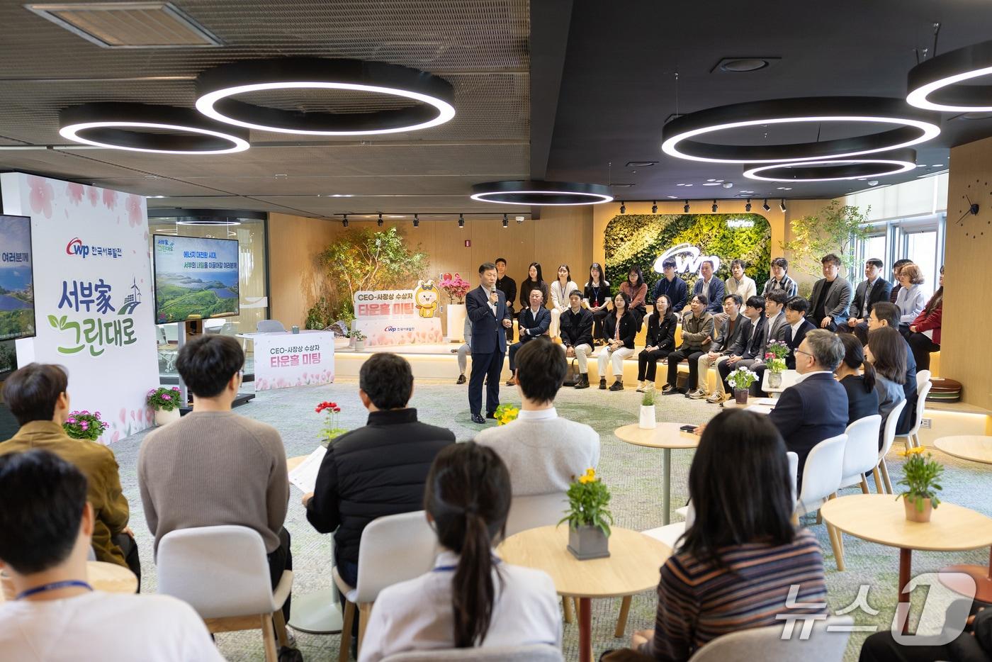 본문 이미지 - 지난 15일 충남 태안 본사에서 ‘시이오(CEO)-임직원 브라운백 미팅’에서 경영 현황을 설명하는 이정복 서부발전 사장(서부발전 제공. 재판매 및 DB금지)2026.4.16/뉴스1