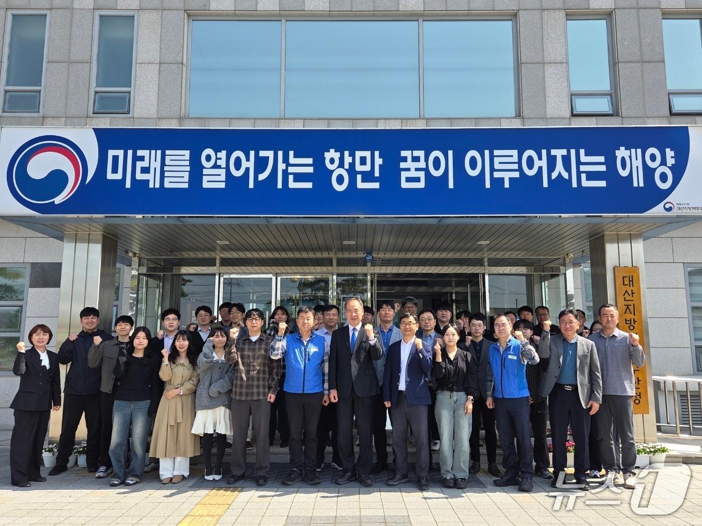 본문 이미지 - 개청 30주년을 맞은 대산지방해양수산청 직원들이 기념촬영을 하고 있다.(대산수산청 제공. 재판매 및 DB금지)2026.4.16/뉴스1