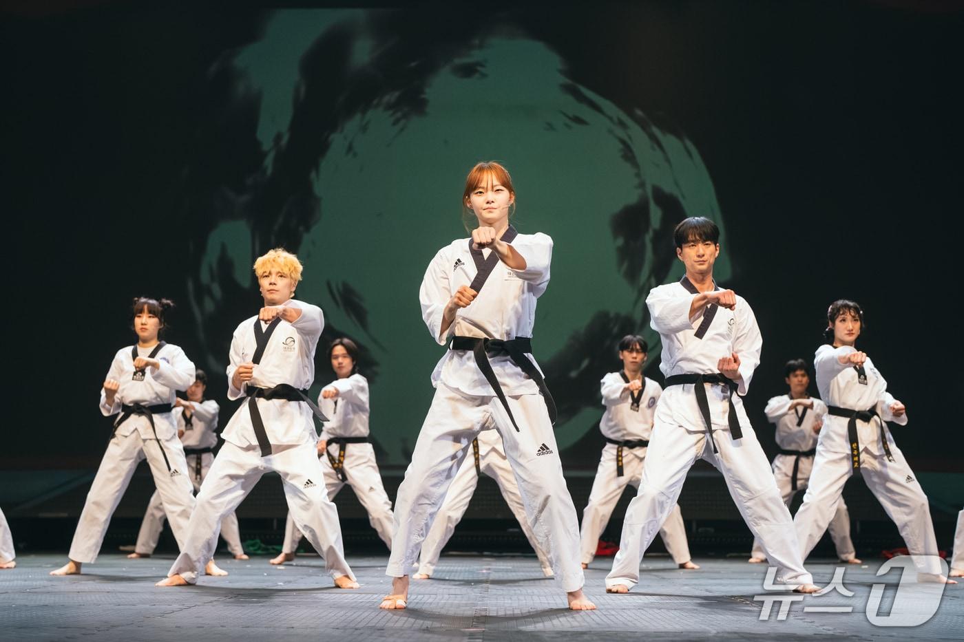 본문 이미지 - 가족뮤지컬 '태권, 날아올라'는 가상의 한국체육고등학교 태권도부를 배경으로 펼쳐진다. 연습실을 빼앗길 위기에 놓인 학생들이 '태권도 최강 페스티벌' 우승을 목표로 도전하는 과정을 그린다.