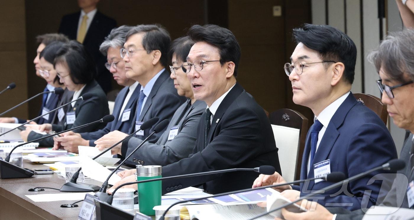 본문 이미지 - 김민석 국무총리(국가바이오혁신위원회 위원장)가 16일 세종시 정부세종청사에서 열린 국가바이오혁신위원회 1차 회의에서 위원회의 비전 및 운영 방향 등을 발언하고 있다. 2026.4.16 ⓒ 뉴스1 김기남 기자