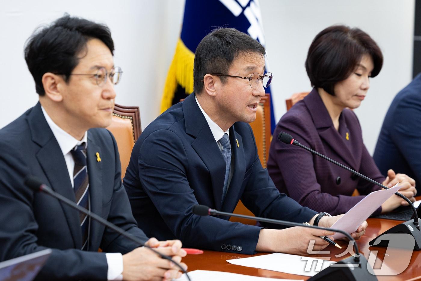 본문 이미지 - 한병도 더불어민주당 원내대표가 16일 서울 여의도 국회에서 열린 정책조정회의에서 모두 발언을 하고 있다. 2026.4.16 ⓒ 뉴스1 유승관 기자