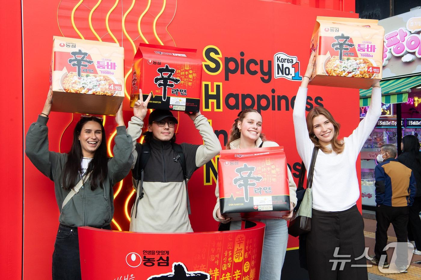 본문 이미지 - 구미 라면축제에 참가한 외국인들이 포토존에서 사진을 찍고 있다. (구미시 제공. 재판매 및 DB금지)/뉴스1