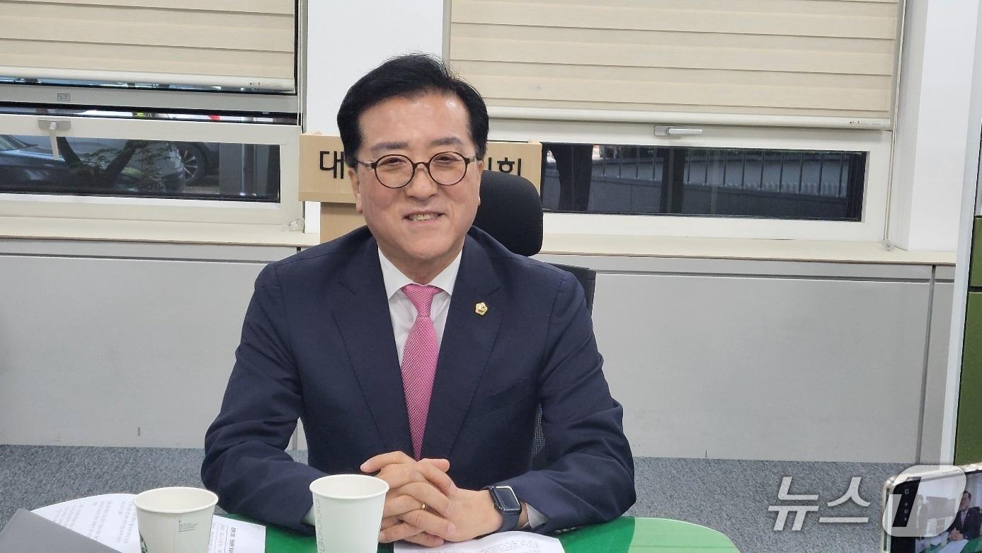 본문 이미지 - 조원휘 대전시의장이 16일 오전 시의회 기자실에서 차담회를 하고 있다. (박종명 기자) / 뉴스1