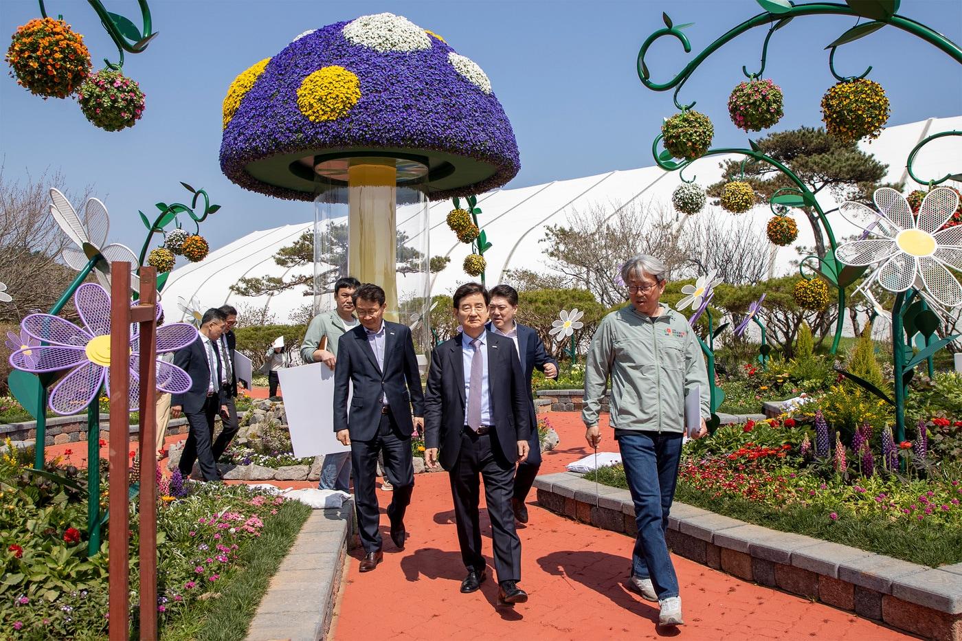 본문 이미지 - 김선규 호반그룹 회장이 '2026 태안국제원예치유박람회' 행사장을 점검하는 모습 (호반그룹 제공)