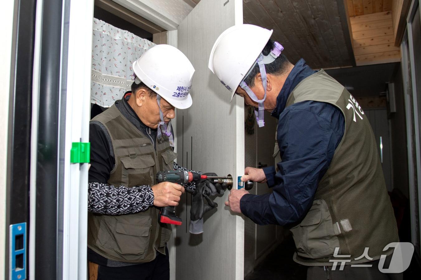 본문 이미지 - 생활고충 민원처리 기동대 활동 모습. (제천시 제공. 재판매 및 DB금지) 