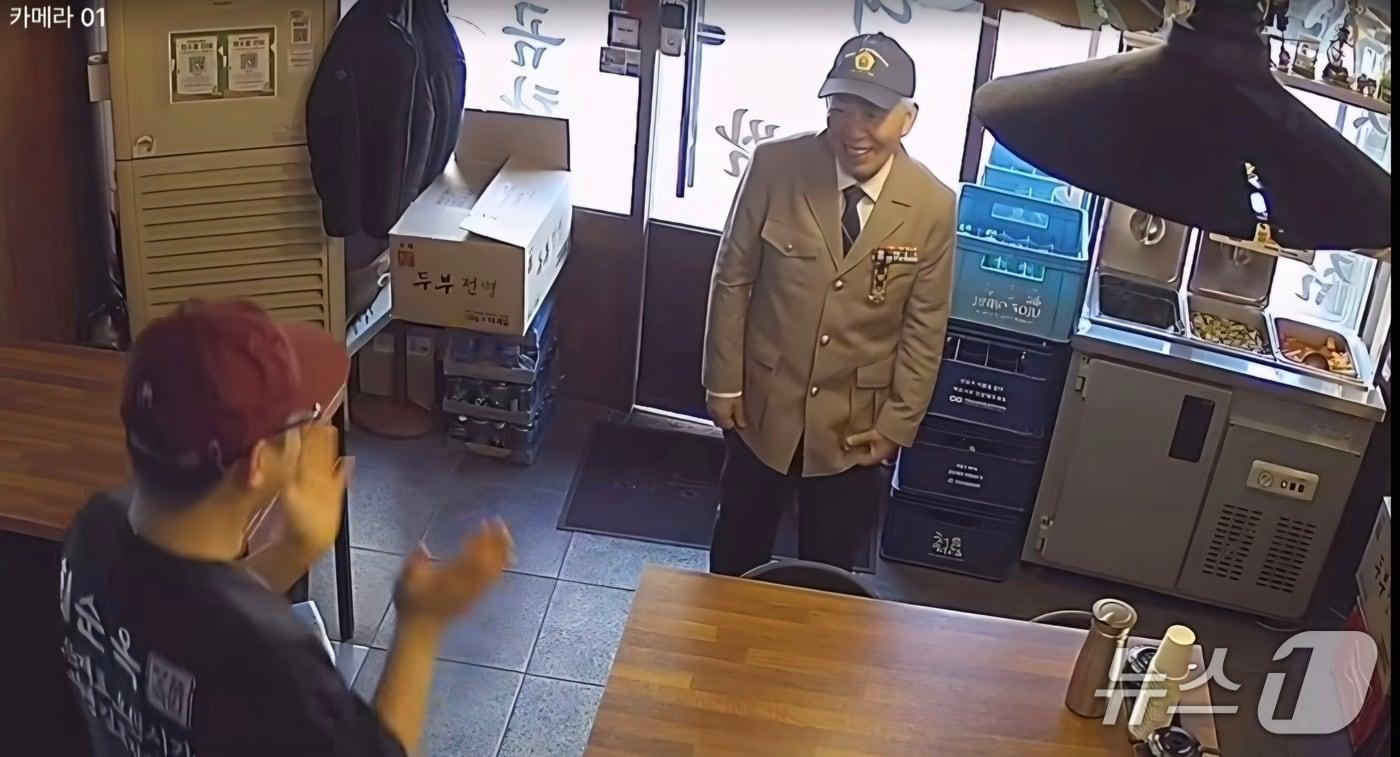 본문 이미지 - 서울 노원구의 한 국밥집에서 월남전 참전 국가유공자가 제복을 입고 가게에 들어오는 모습. (박민규 씨 SNS 갈무리)