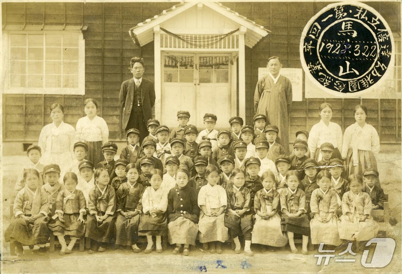 본문 이미지 - 대자유치원 기록물인 '배달유치원 제1회 졸업 기념사진. 1928년3월22일 대자유치원에서 이상만 원감(맨 뒷줄 왼쪽)과 이형재 원장(오른쪽)이 원아들과 졸업 기념 촬영을 하고 있다.(경남도 제공. 재판매 및 DB금지)