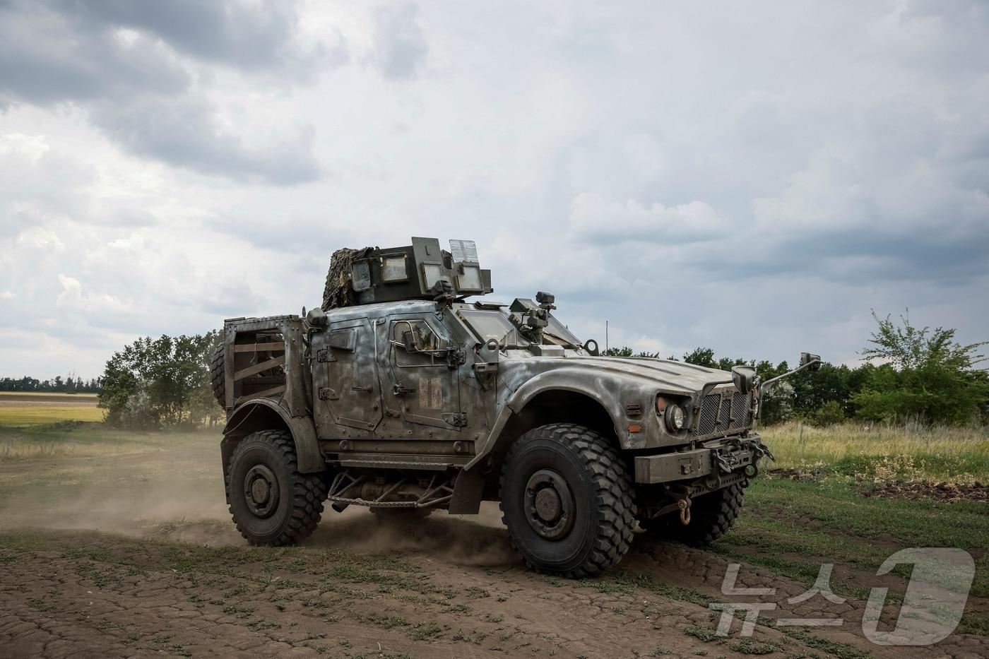 본문 이미지 - 2024년 6월 12일 우크라이나 도네츠크 지역에서 미국이 우크라이나군에 지원한 오시코시 M-ATV 지뢰방호 매복방지차량(MRAP)이 주행하고 있다. 2024.06.12. ⓒ 로이터=뉴스1