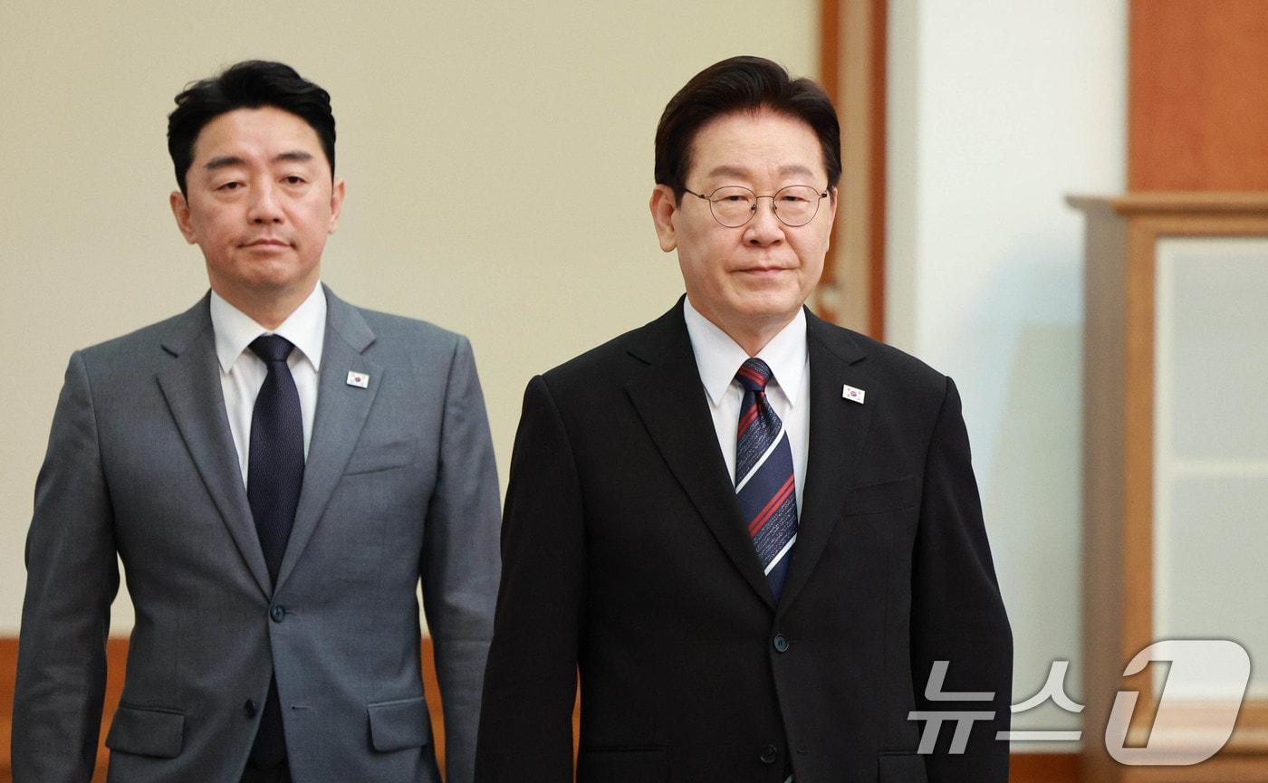 본문 이미지 - 이재명 대통령과 강훈식 비서실장이 16일 청와대에서 열린 수석보좌관회의에 입장하고 있다. 2026.4.16 ⓒ 뉴스1 허경 기자