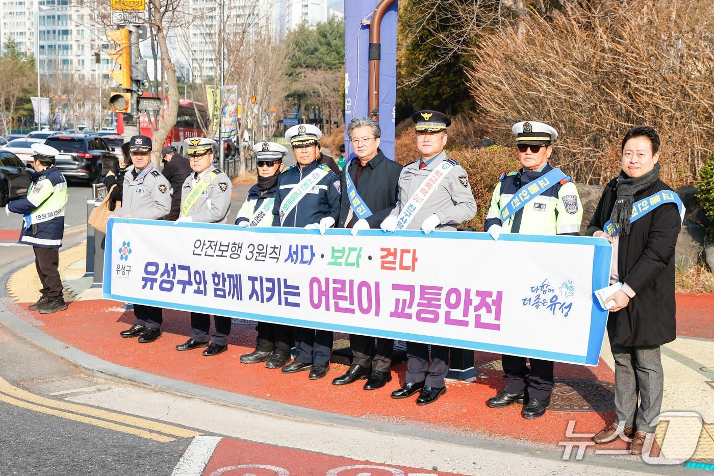 본문 이미지 - 정용래 유성구청장이 어린이 등굣길 교통안전 캠페인을 하고 있다.(유성구 제공. 재판매 및 DB금지)/뉴스1