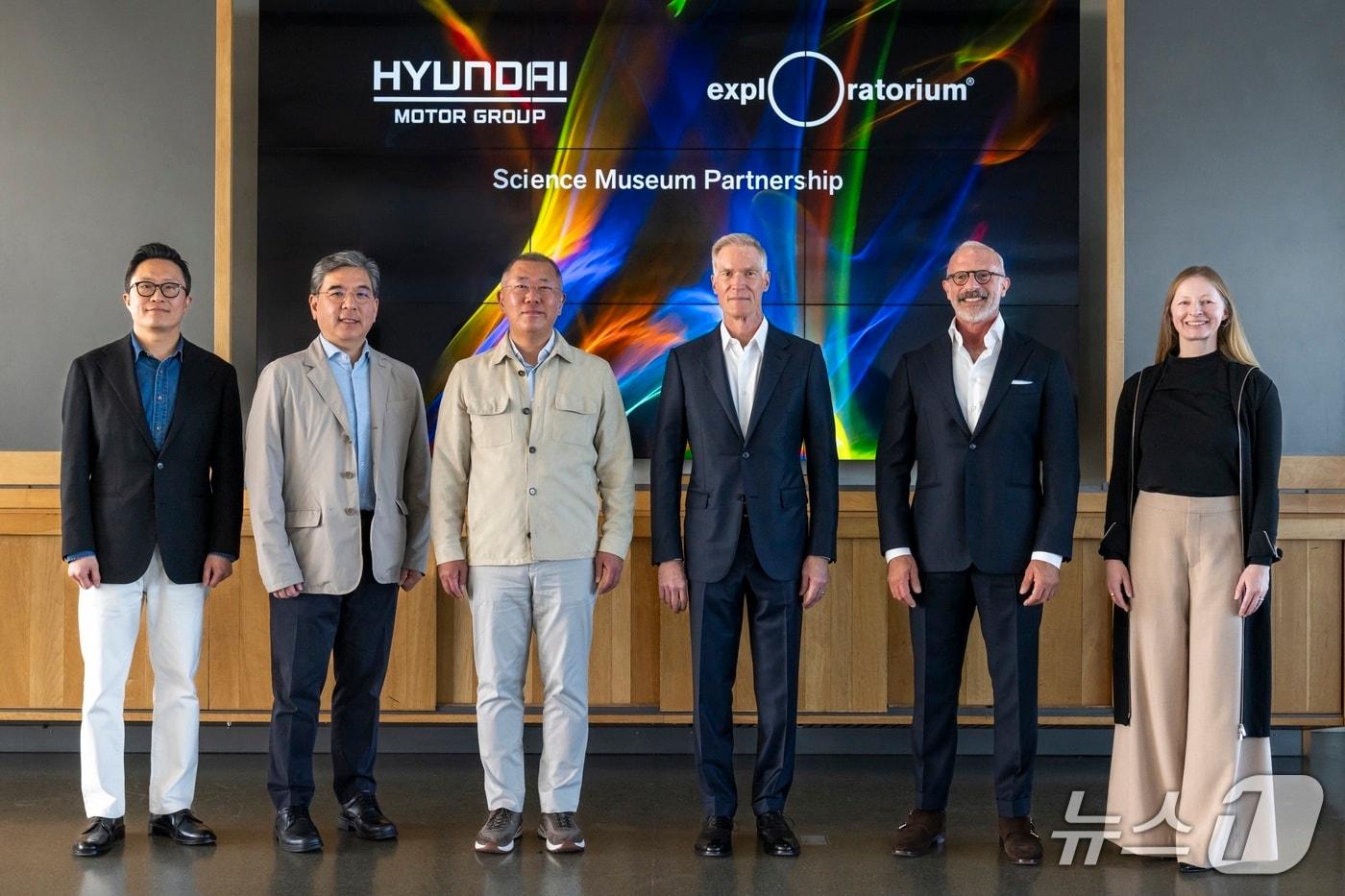 본문 이미지 - 현대차그룹이 15일(현지시간) 미국 샌프란시스코 현지에서 익스플로라토리움 (Exploratorium)과 전략적 파트너십을 체결하고, 국내 과학 문화 혁신과 미래 과학 인재 양성을 위한 체험형 과학관 건립 계획을 공식 발표했다. (왼쪽부터) 현대차그룹 HMG브랜드경험담당 지성원 부사장, 장재훈 부회장, 정의선 회장, 익스플로라토리움 윌리엄 F. 멜린 이사회 의장, 린지 비어만 관장, 앤 리처드슨 최고경험책임자가 기념 촬영하는 모습. (현대차그룹 제공) 