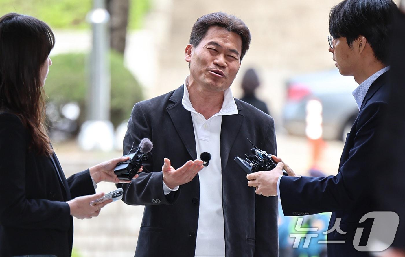 본문 이미지 - 이재명 대통령과 개혁신당 이준석 대표의 명예를 훼손한 혐의를 받는 유튜버 전한길(본명 전유관)씨가 16일 서울 서초구 서울중앙지방법원에서 열린 구속 전 피의자 심문(영장실질심사)에 출석하며 취재진 질문에 답하고 있다. 2026.4.16 ⓒ 뉴스1 김도우 기자