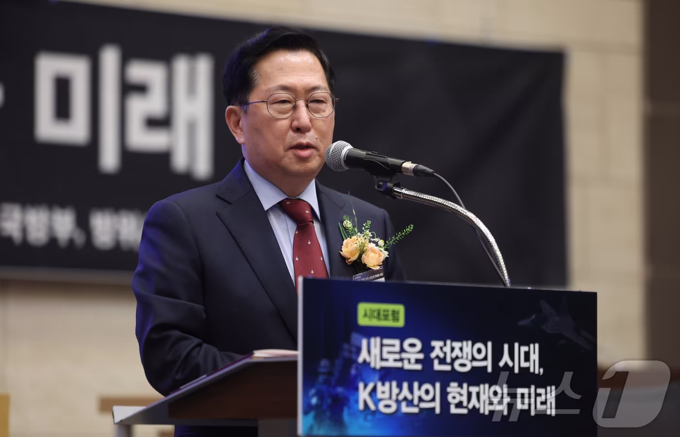 본문 이미지 - 유용원 국민의힘 의원이 16일 서울 중구 대한상공회의소에서 '새로운 전쟁의 시대, K방산의 현재와 미래'를 주제로 열린 '시대포럼'에서 축사를 하고 있다. 2026.4.16 ⓒ 뉴스1 박지혜 기자