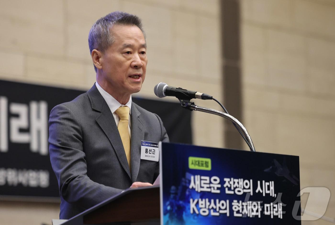 본문 이미지 - 홍선근 동행미디어 시대 회장이 16일 서울 중구 대한상공회의소에서 '새로운 전쟁의 시대, K방산의 현재와 미래'를 주제로 열린 '시대포럼'에서 환영사를 하고 있다. 2026.4.16 ⓒ 뉴스1 박지혜 기자