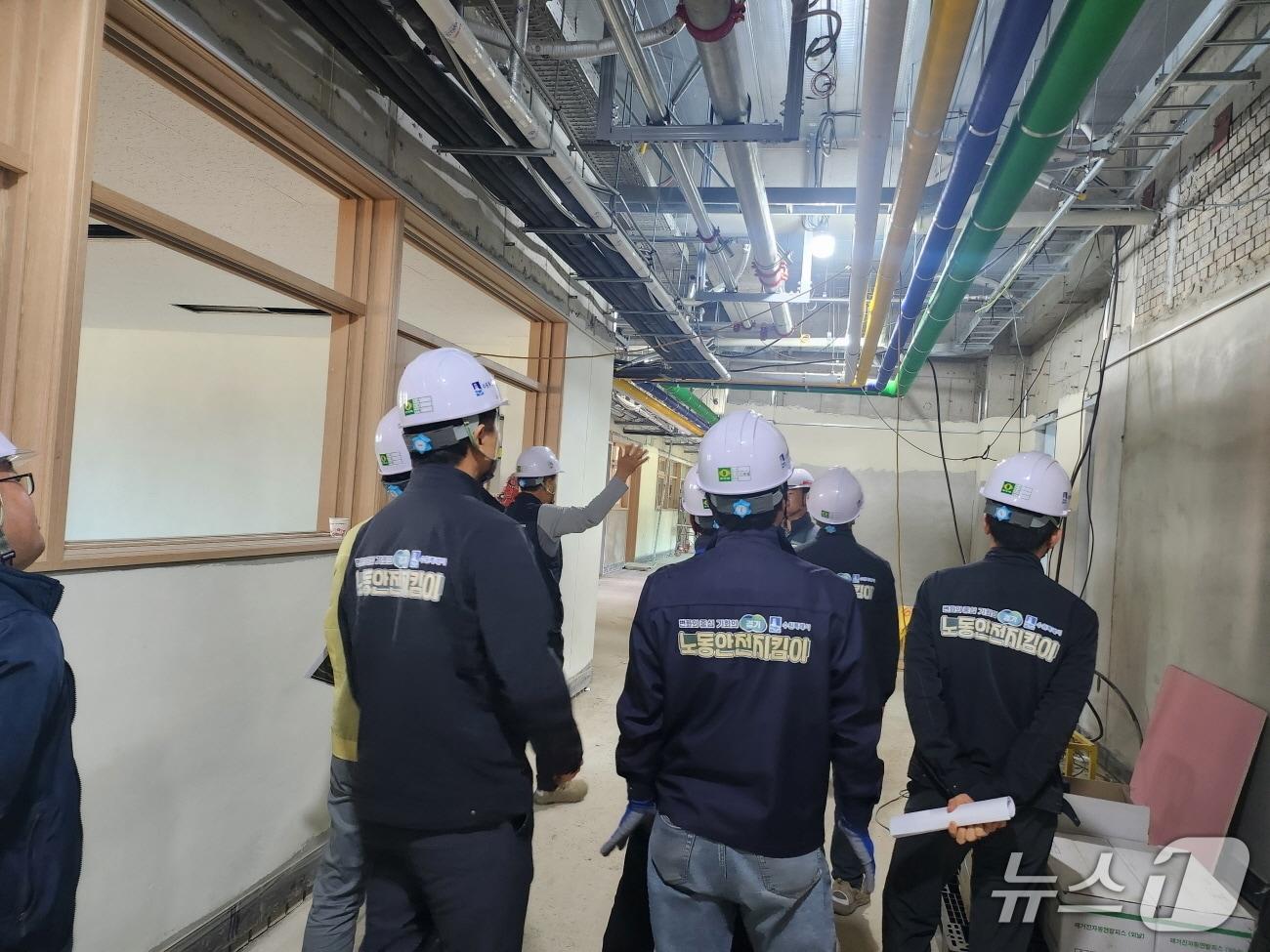 본문 이미지 - 경기 의왕시가 15일 '노동안전의 날'을 맞아 수원시와 합동으로 고천 가·나 구역과 고천초등학교 신축공사 현장에서 안전 점검을 실시하고 있다. (의왕시 제공. 재판매 및 DB 금지) 2026.4.16/뉴스1 