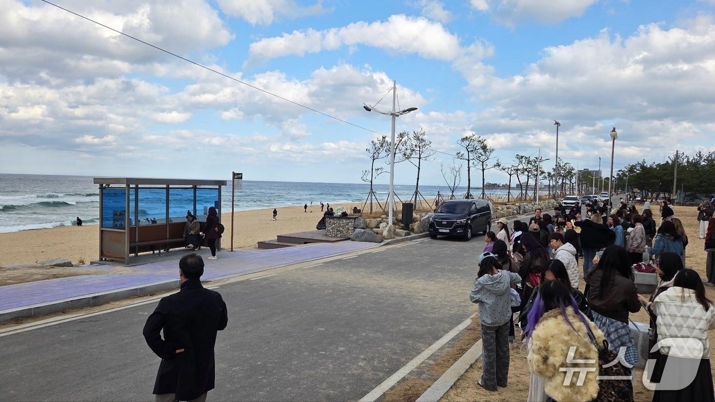 본문 이미지 - 강릉 주문진 BTS 정류장을 찾은 관광객들.(강릉시 제공, 재판매 및 DB 금지)