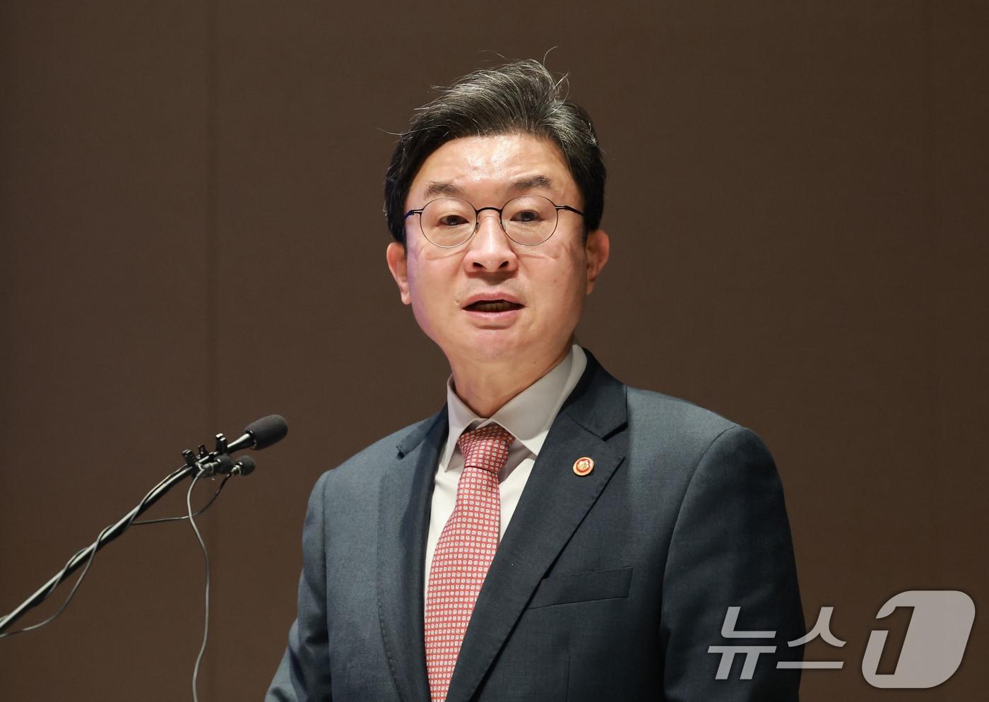 본문 이미지 - 이억원 금융위원장이 16일 서울 영등포구 여의도 한국거래소에서 열린 중복상장 제도개선 의견수렴을 위한 공개 세미나에서 모두발언을 하고 있다. 2026.4.16 ⓒ 뉴스1 임세영 기자