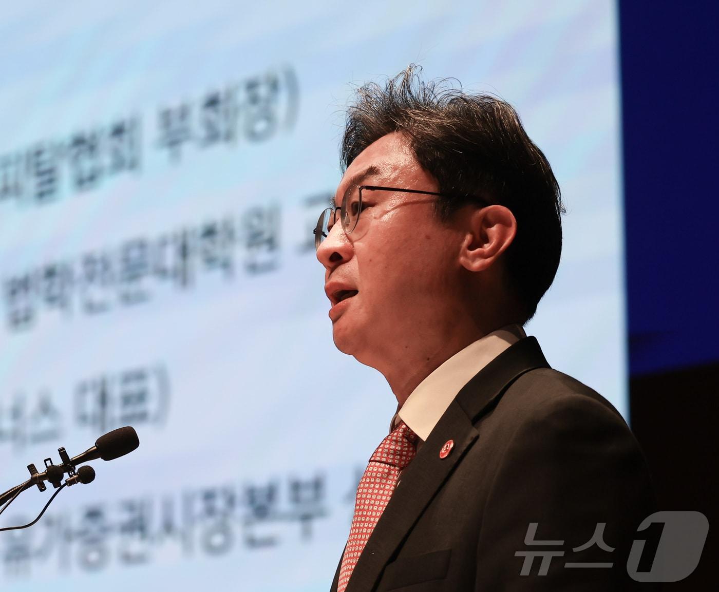 본문 이미지 - 이억원 금융위원장이 16일 서울 영등포구 한국거래소에서 열린 중복상장 제도개선 공개세미나에서 축사하고 있다. 2026.4.16 ⓒ 뉴스1 이종수 인턴기자