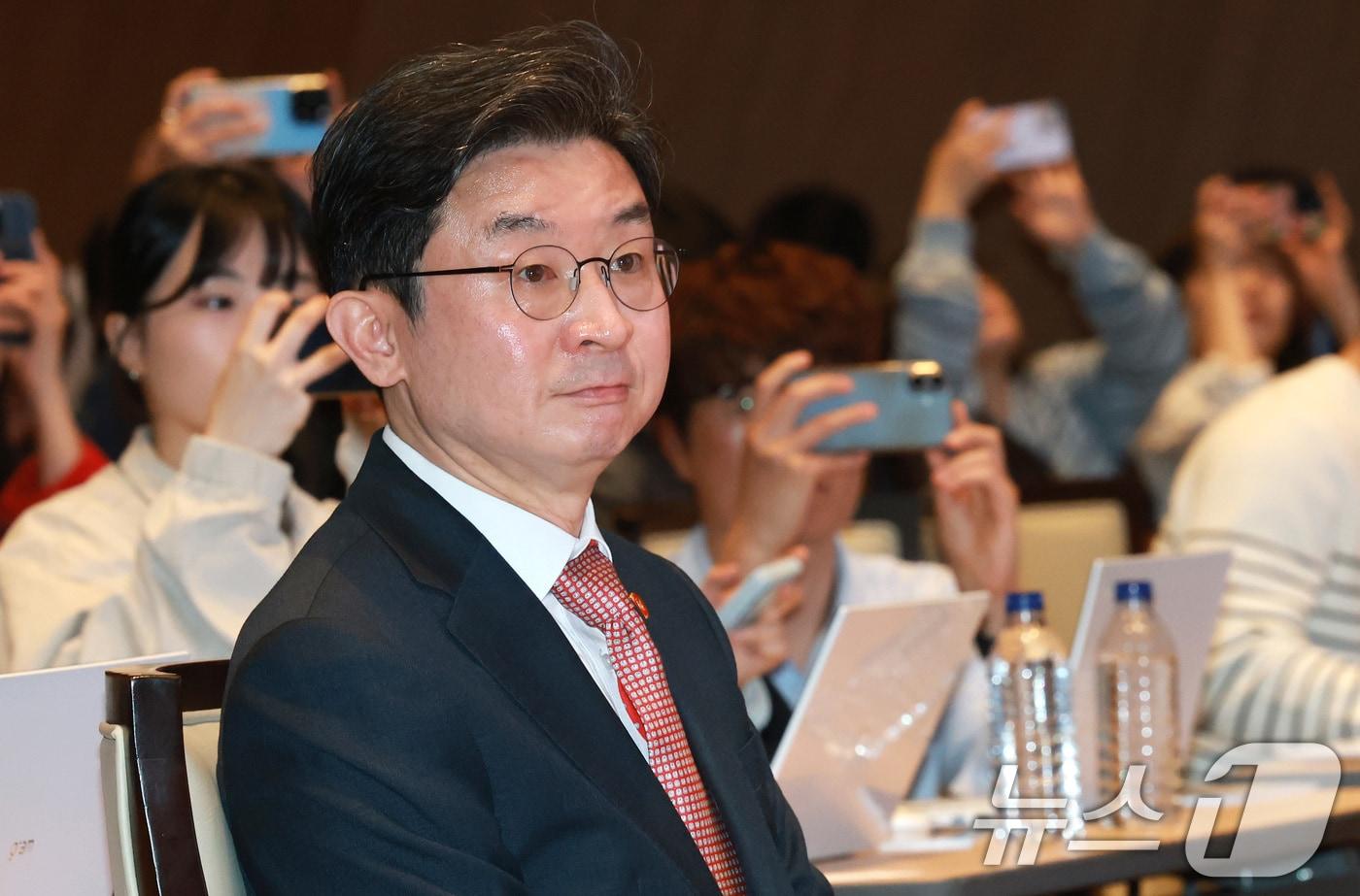 본문 이미지 - 이억원 금융위원장이 16일 서울 영등포구 여의도 한국거래소에서 열린 중복상장 제도개선 의견수렴을 위한 공개 세미나에 참석해 자리에 앉아 있다. 2026.4.16 ⓒ 뉴스1 임세영 기자